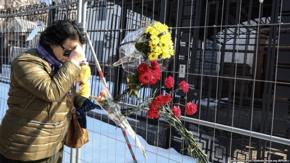 Трагедія у Кемерові: кияни принесли квіти та іграшки під посольство РФ