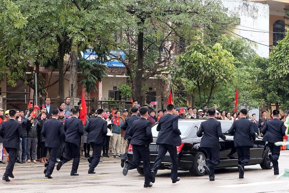 Під час в’їзду в Ханой охорона Кім Чен Ина, як завжди, бігла поруч з його лімузином. Фото Reuters
