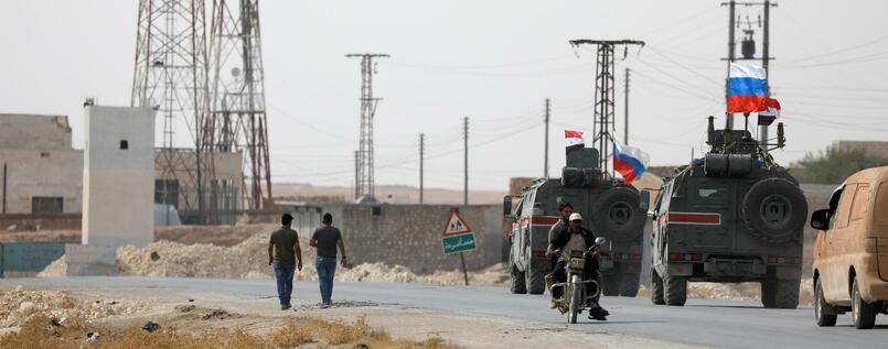 Російські та сирійські солдати займають покинуті американцями позиції. Фото: Reuters/Omar Sanadiki