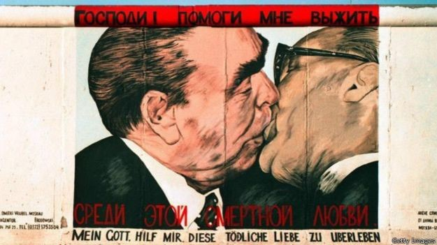 «Господи! Допоможи мені вижити серед цієї смертної любові». Один з символів Берлінської стіни – малюнок художника Дмитра Врубеля