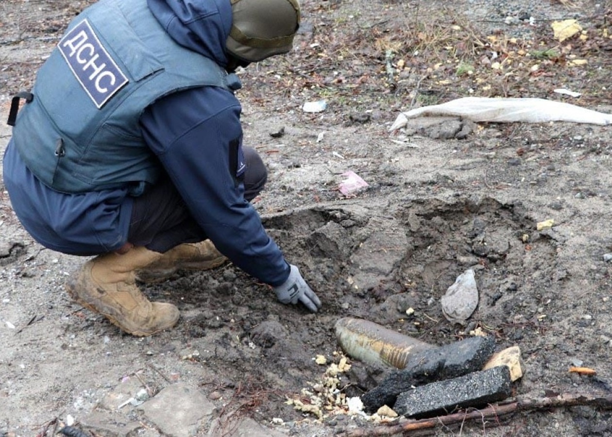 Тільки в перший день роботи в Ірпені ДСНСники виявили 643 вибухонебезпечних предмети. Фото: korrespondent.net