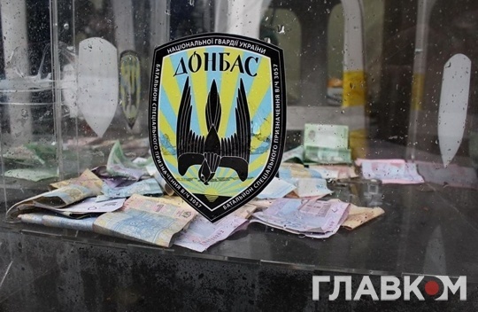Представники батальйону «Донбас» на чолі з Семеном Семенченком складає кістяк «військової частини» протесту