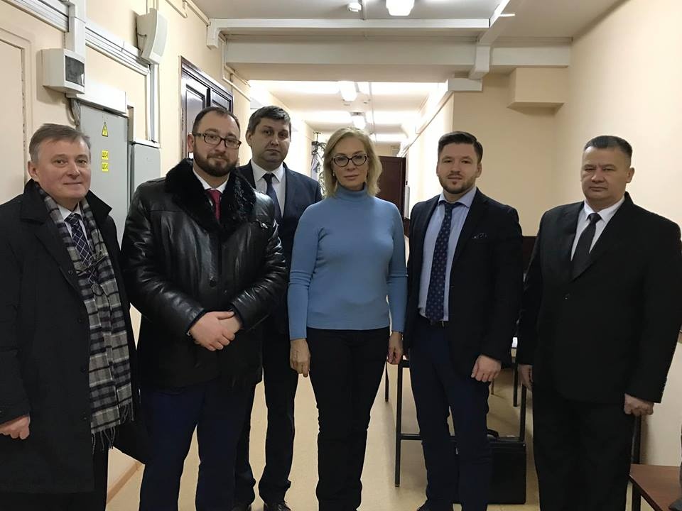 Людмила Денисова та частина членів команди захисту військовополонених моряків перед засіданням в Лефортовському суді
