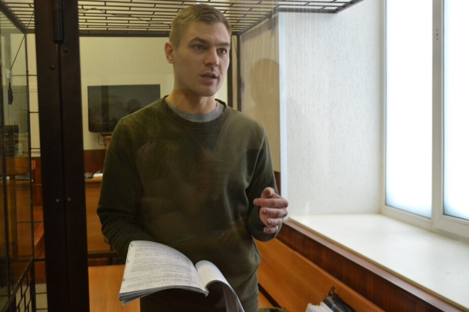 Пчелінцев стверджує, що слідство намагалося змусити обвинувачуваних зізнатися у причетності до заборонених у Росії організацій