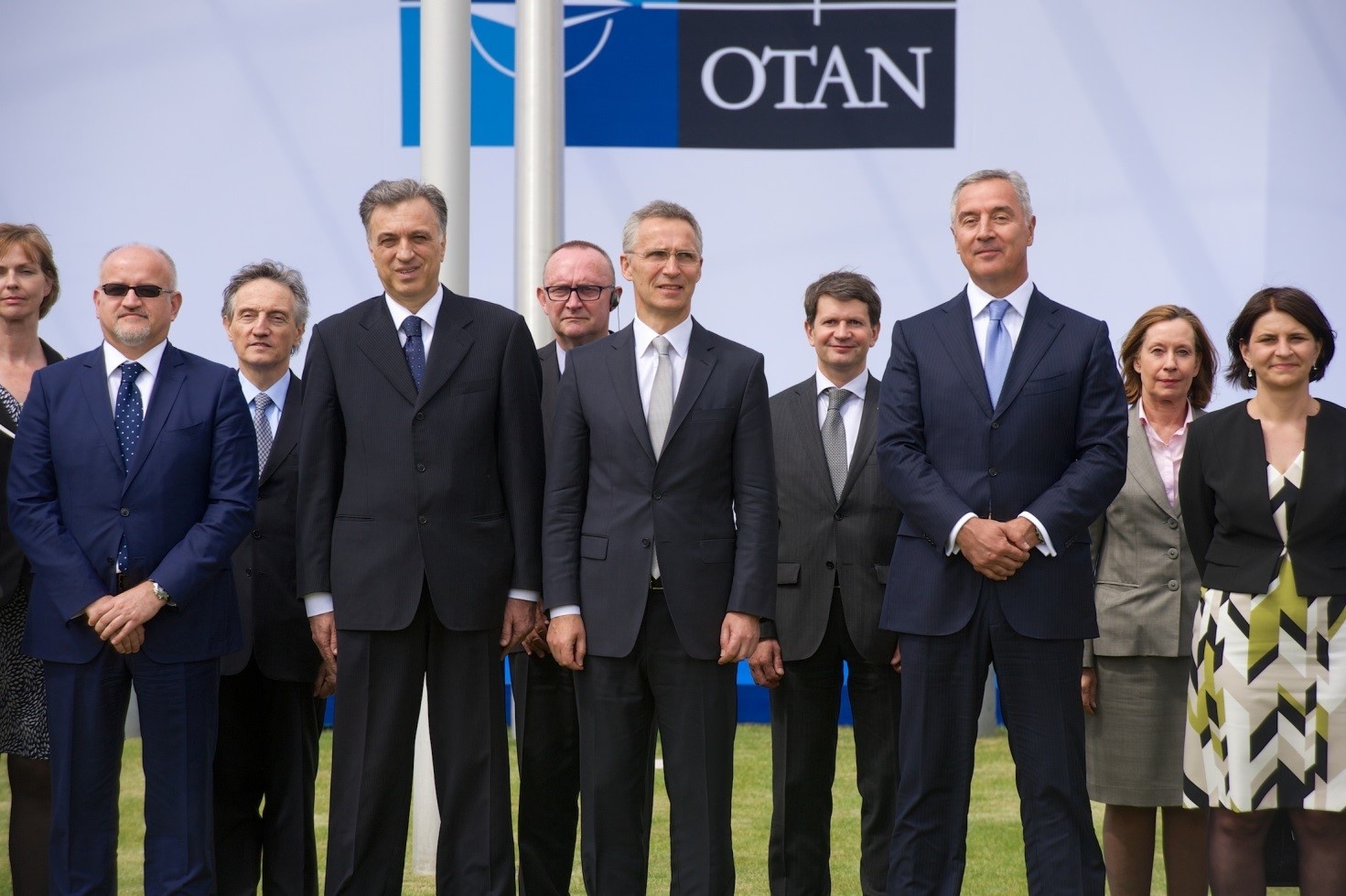 Міло Джуканович (в першому ряду четвертий зліва) на церемонії підняття чорногорського прапора в штаб-квартирі НАТО 7 червня 2017 р. Джерело nato.int