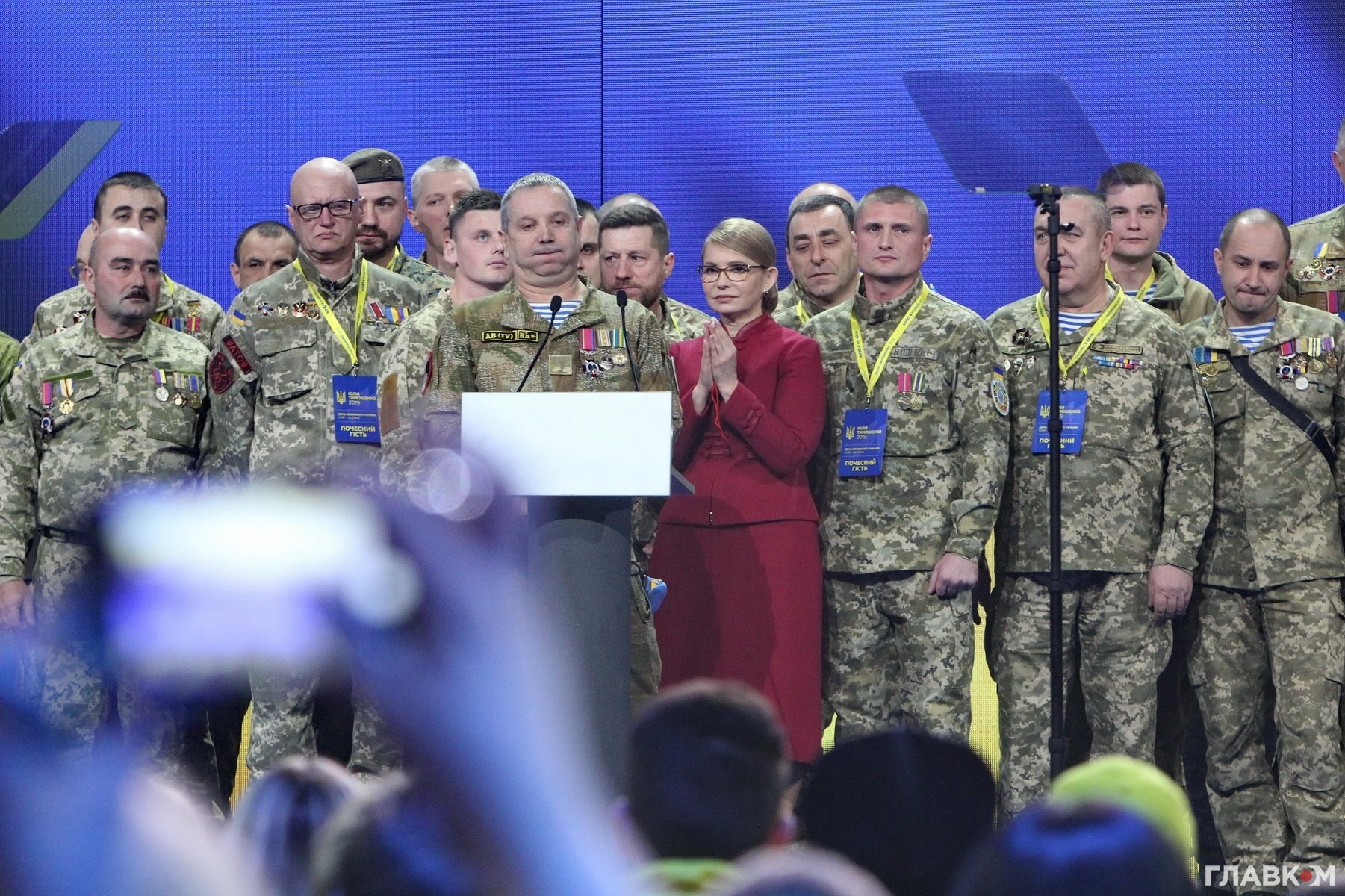 Аби продемонструвати підтримку військових, на сцену до Тимошенко піднялись учасники АТО та захисники Донецького аеропорту