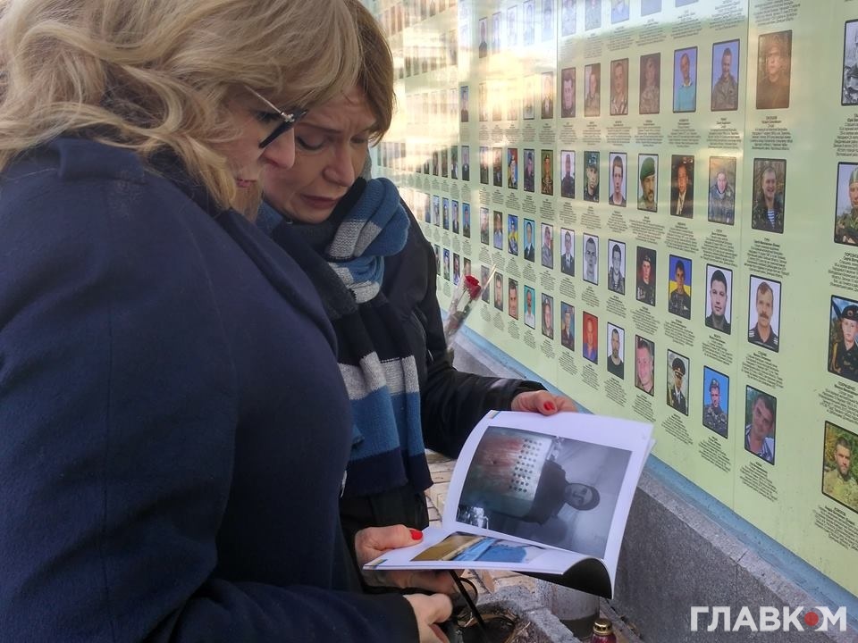 Ірина Камінська, мати загиблої Аміни Окуєвої, подарувала депутату Сейму Малгожаті Госєвській альбом із фотографіями доньки
