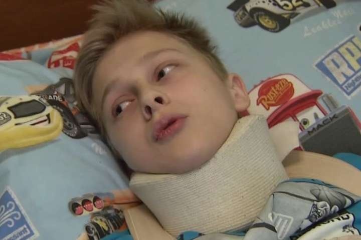 Історія семикласника Максима Чернікова, учня одного з київських ліцеїв, якого у кінці минулого року жорстоко побили однокласники, зламавши йому хребет, підірвала соцмережі