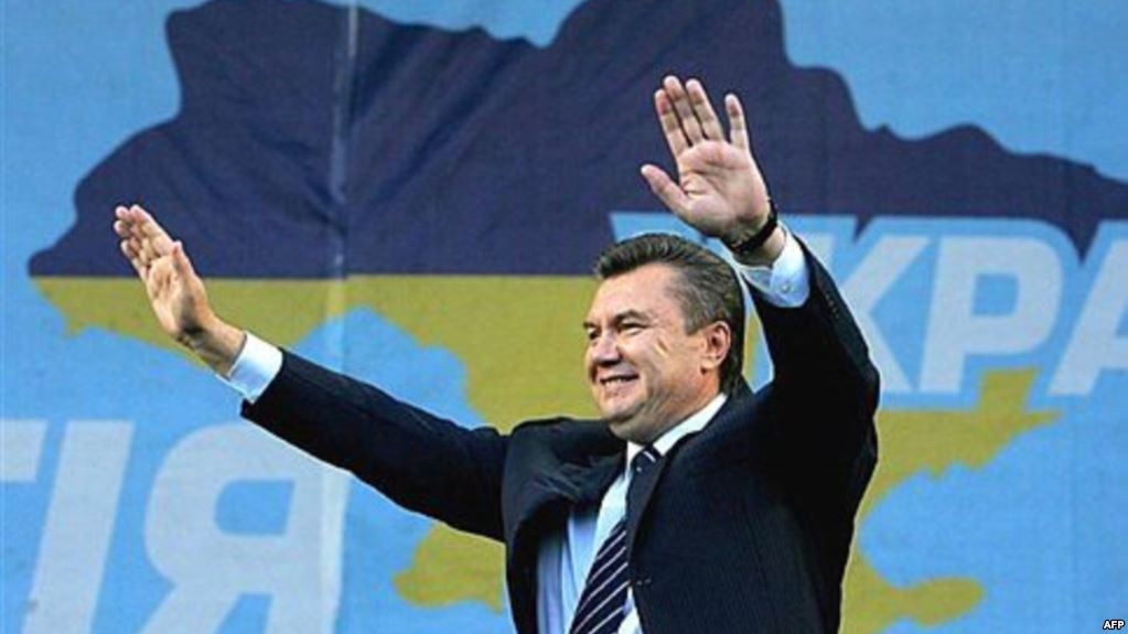 У суді були продемонстровані електронні листи та рахунки-фактури, які засвідчують, що і Манафорту, і Девіну виплатили сотні тисяч доларів за послуги у проведенні успішних виборчих кампаній Януковича
