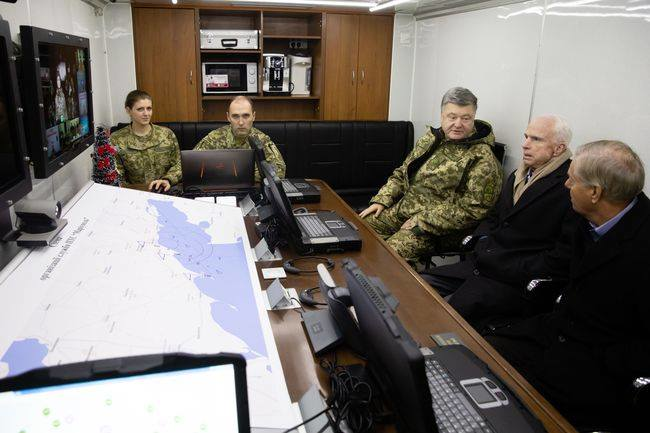 У кінці 2016 року тодішній президент Порошенко передав обладнання прикордонникам і розповів, що це - спільна українсько-американська розробка.