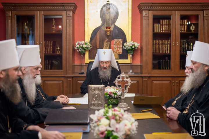 бажання абсолютної більшості, чи то пак здорової більшості УПЦ Московського патріархату до налагодження контактів з державою постійно зупиняється церковним керівництвом