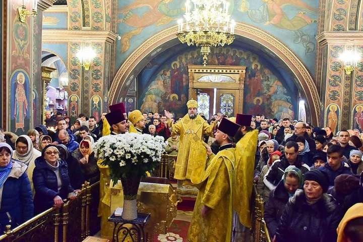 Митрополит Вінницький і Барський Симеон заявив, що тепер служить новій незалежній українській церкві, і закликав парафіян йти за ним.