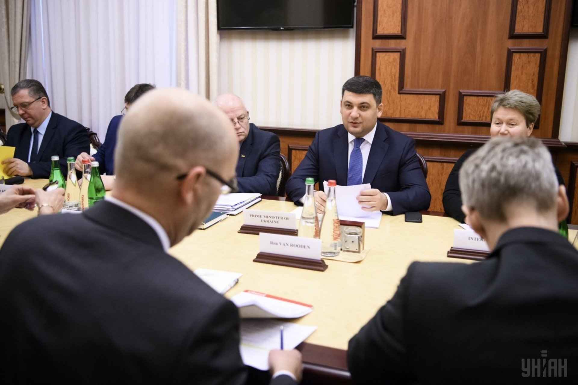 Прем'єр-міністр України Володимир Гройсман (в центрі) під час зустрічі з керівником місії МВФ Роном ван Руденом