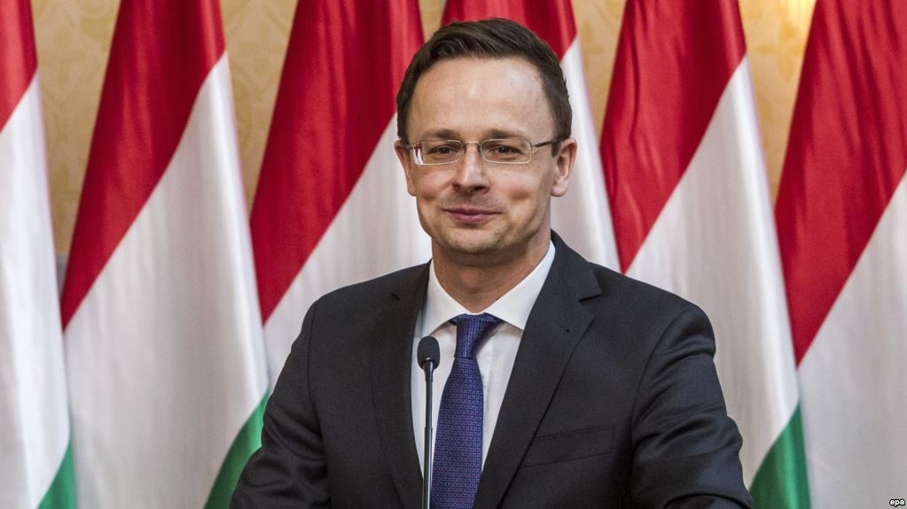 міністр закордонних справ Угорщини Петер Сіярто також прямо підігравав російській дезінформації