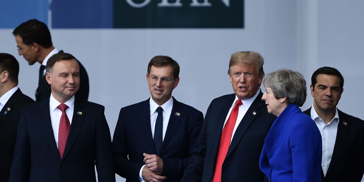 Президент США Дональд Трамп спілкується з прем'єр-міністром Великобританії Терезою Мей поряд з президентом Польщі Анджеєм Дудою та прем'єр-міністром Словенії Миро Цераром в штаб-квартирі НАТО в Брюсселі (11 липня 2018 року)
