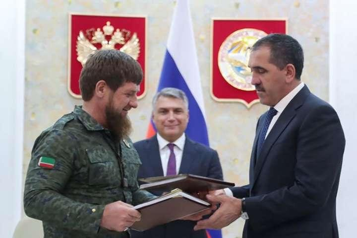 Глави Чечні і Інгушетії - Рамзан Кадиров і Юнус Бек-Євкуров після підписання угоди про кордон