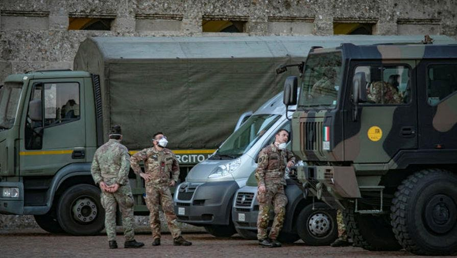 Вантажівки армії Італії, призначені для перевезення померлих. Фото Reuters