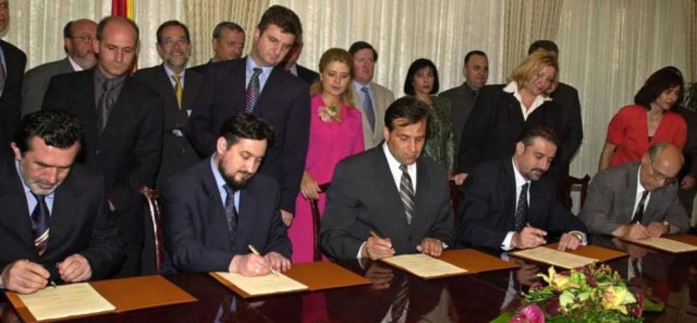 Підписання Охридської рамкової угоди 2001 р. Джерело www.balkaneu.com.