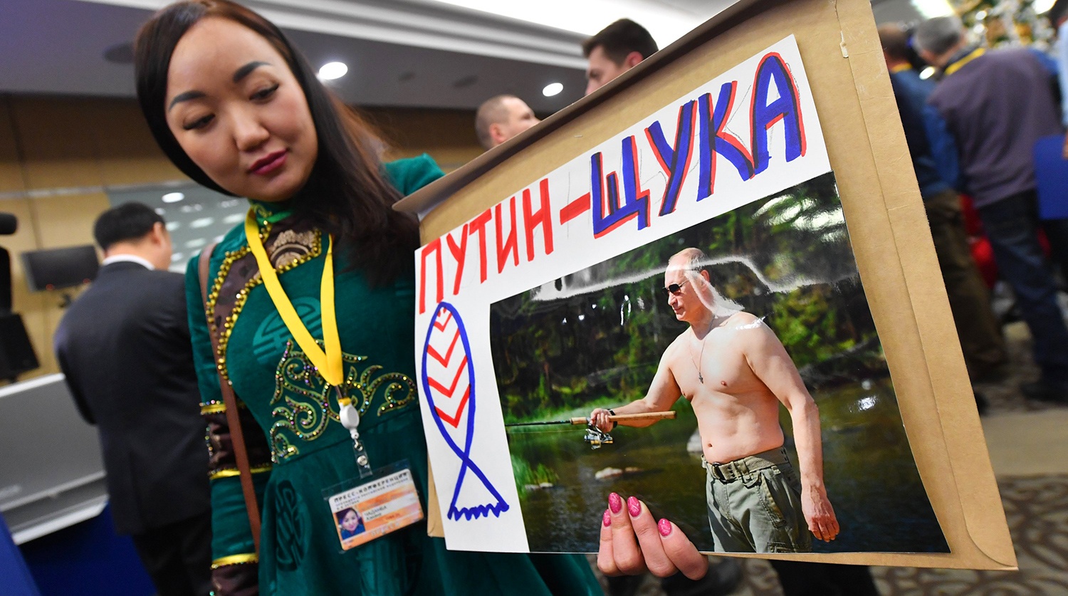 Такі от оригінальні плакати можна було побачити на прес-конференції Путіна. Фото: gazeta.ru