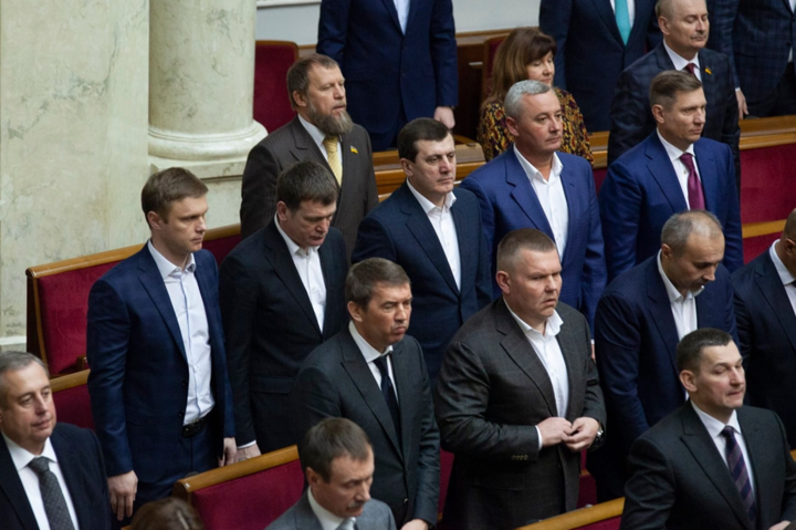 Депутати з групи «Довіра», яка нині є вірним сателітом Банкової, вже оскаржують скасування мажоритарки в Конституційному суді
