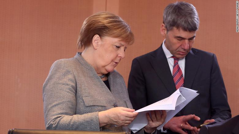 Канцлерка Німеччини Ангела Меркель та її тодішній радник із зовнішньої політики Ян Хеккер, 15 січня 2020 року у Берліні, Німеччина.