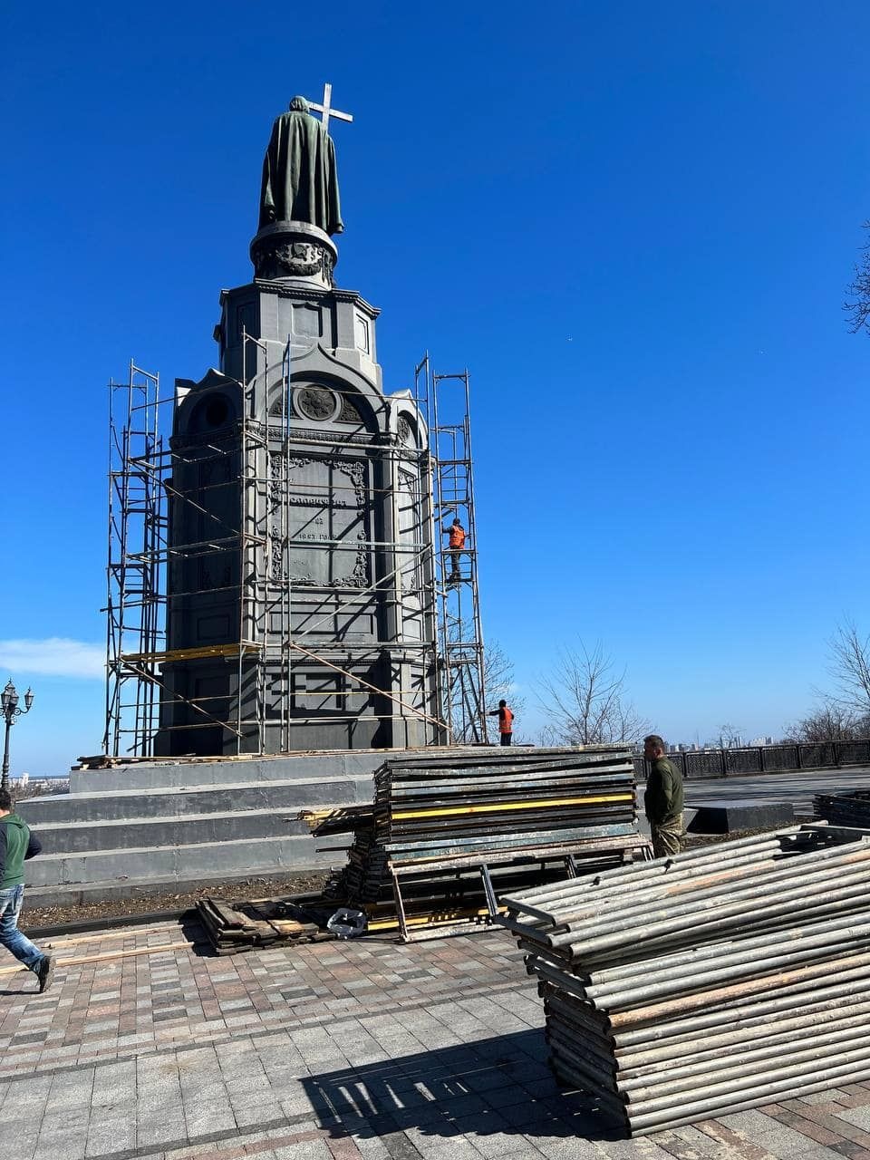 Завершується захист пам’ятника Володимиру. Фото: Департамент охорони культурної спадщини