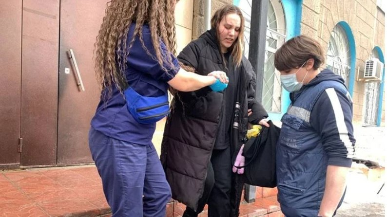 Медики у Новосибірську виводять дівчину з травмованою ногою / Медіазона