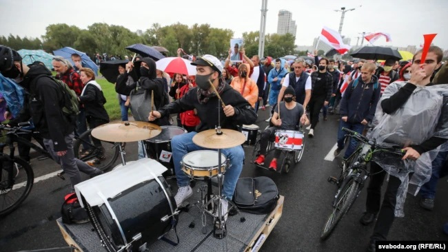 Перформанс барабанщиків на марші 27 вересня 2020 року в Мінську