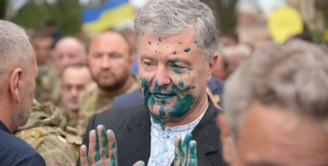 Напад на Петра Порошенка був здійснений 24 серпня у самому центрі столиці, де Порошенко брав участь у багатотисячному Марші Патріотів
