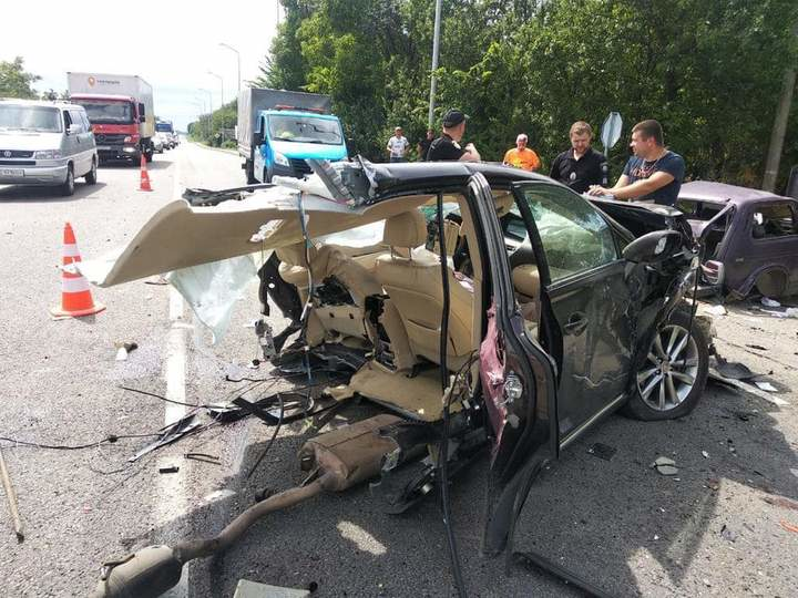 Lexus, у якому їхала сім'я з Києва, після аварії розірвало навпіл