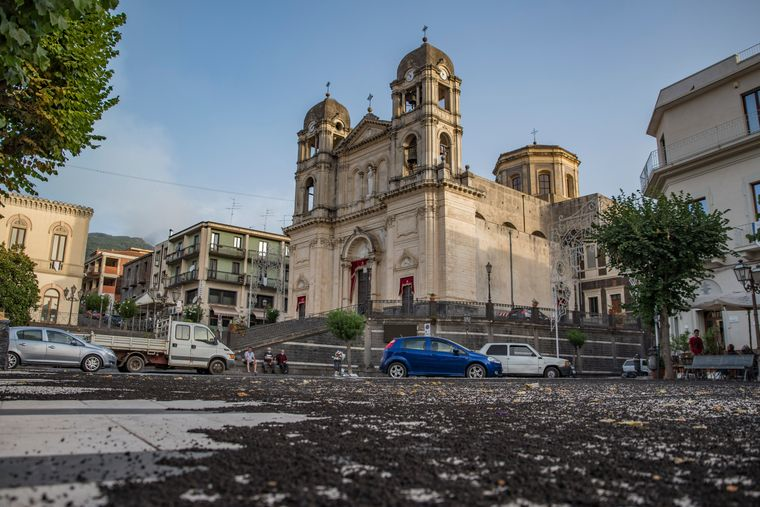Місто Цафферана-Етнеа, що поряд з Етною, вкрило вулканічним попелом, 9 серпня 2021 року Фото: AP Photo/Salvatore Allegra
