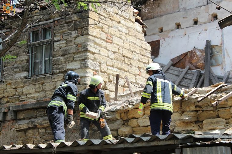 В Одесі обвалився двоповерховий нежитловий будинок Фото: ДСНС