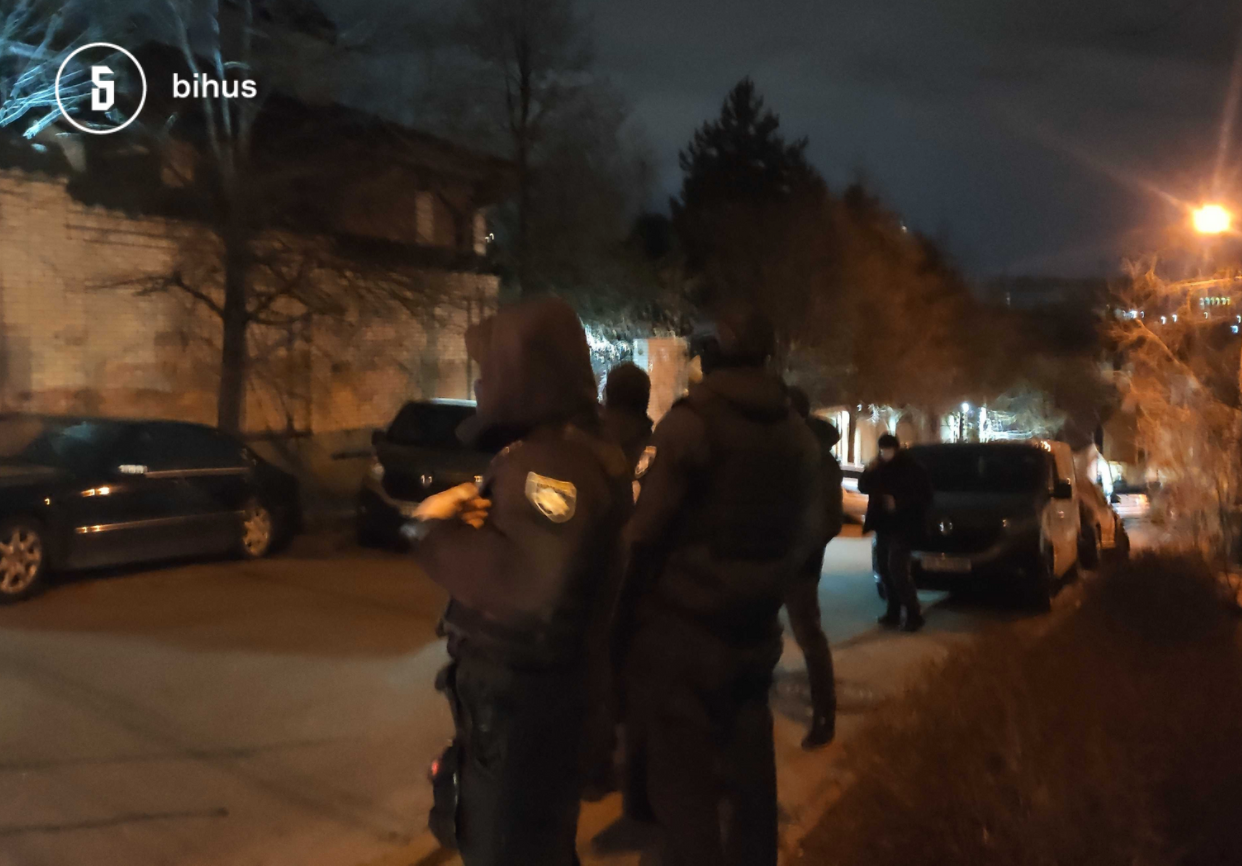Під маєток Медведчука зігнали натовпи тітушок і поліції