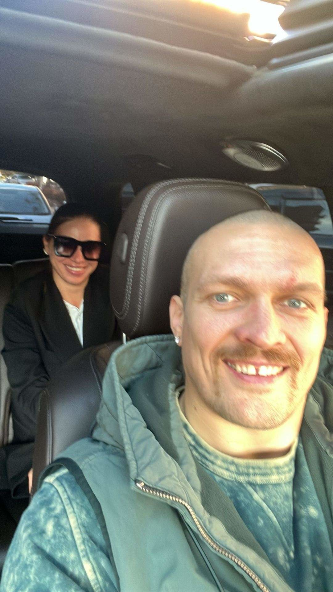 Олександр Усик з дружиною у новому автомобілі