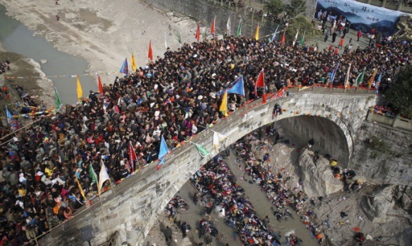 Толпа на мосту во время праздника «Caiqiaohui»