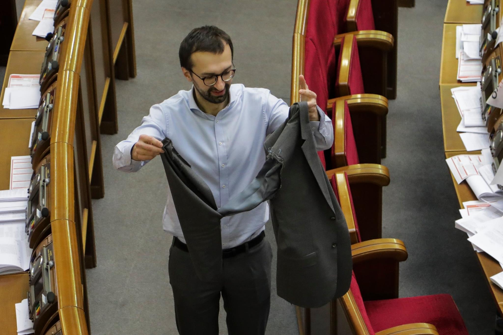 Лещенко демонстрирует порванный Мельничуком пиджак