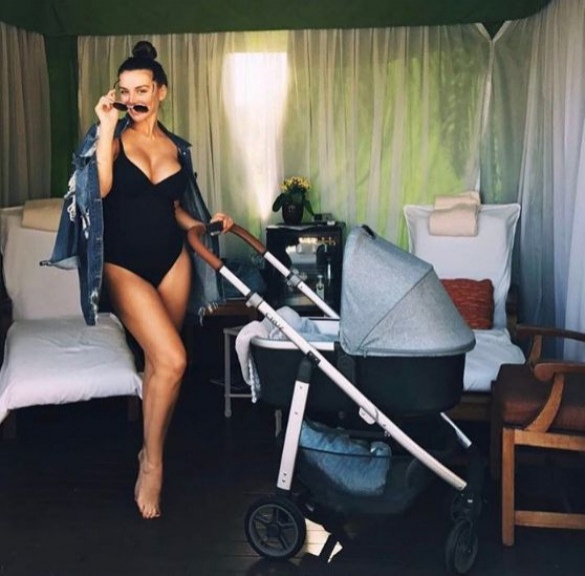 Фото в купальнике с коляской, которым Седакова наделала шуму в соцсетях