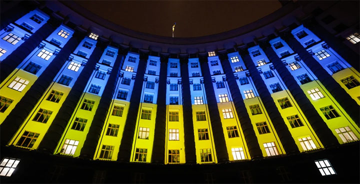 Будинок уряду на три вечори засяяв жовто-блакитним кольором (фото: Радіо Свобода)