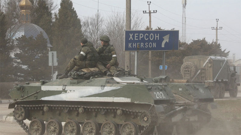 Російські танки в’їхали до Херсона у перші дні повномасштабної війни (фото: reuters)