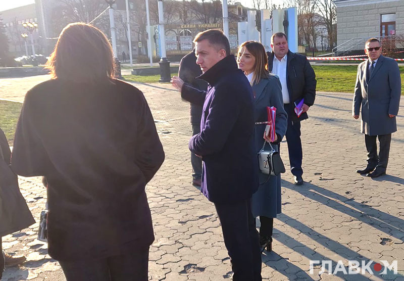Сергій та Віолета Лабазюки біля будівлі облради після голосування за голову ради