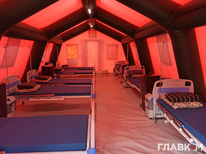 Ліжка всередині мобільного шпиталю ДСНС у Славуті
