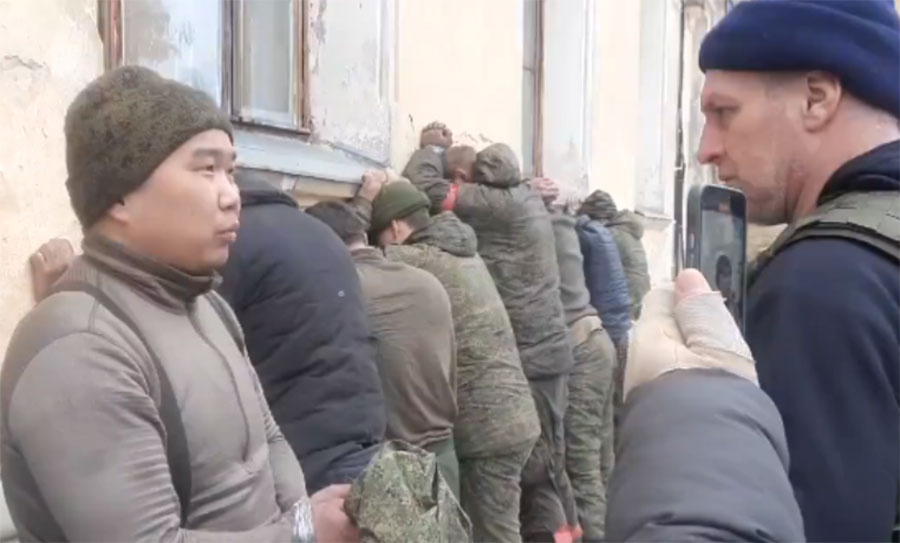 Полонені російські солдати на Сумщині. Тепер їх чекає рай в українському таборі