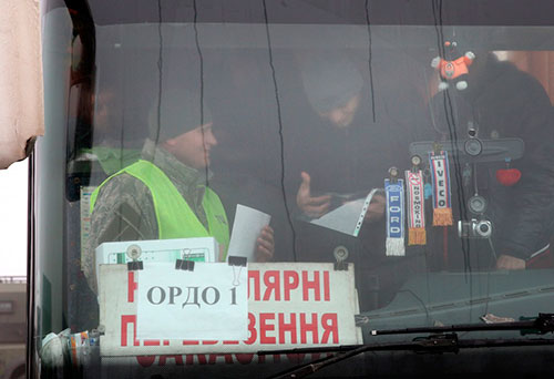 Автобус з бранцями ОРДО. Фото пресслужби президента України