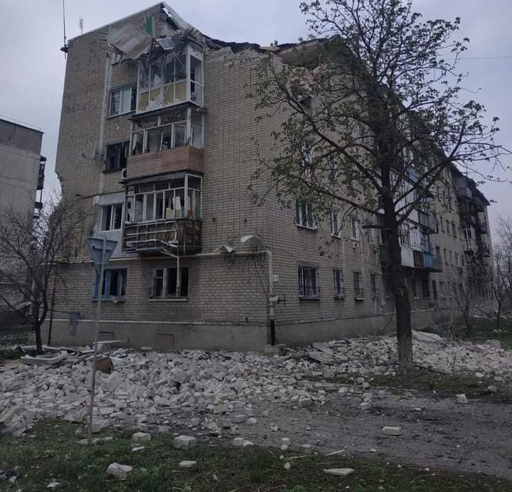 Наслідки обстрілів житлових будинків на Луганщині (фото з Facebook Гайдая)