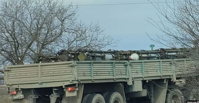 Завантажений ракетами бортовий військовий «камаз» на автодорозі Севастополь – Саки – Євпаторія