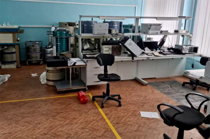 Лабораторія «Екоцентр» у Чорнобилі після російської окупації, 5 квітня 2022 року (фото: Євген Крамаренко)