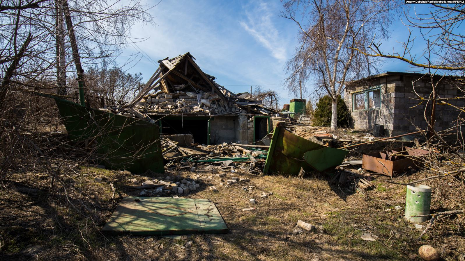 Зруйновані будинки у селі Водяне Донецької області. Фото: Радіо свобода