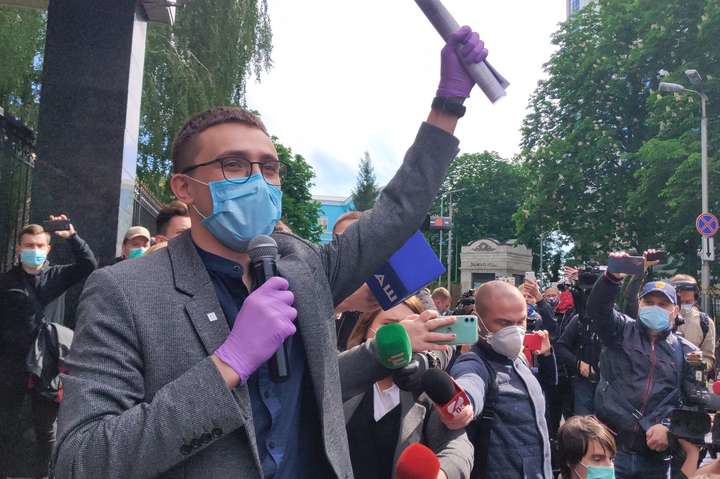 Сергій Стерненко виступає біля будівлі СБУ, куди його викликали 18 травня