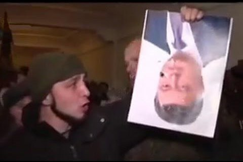 Вінницький активіст тримає портрет президента Петра Порошенка