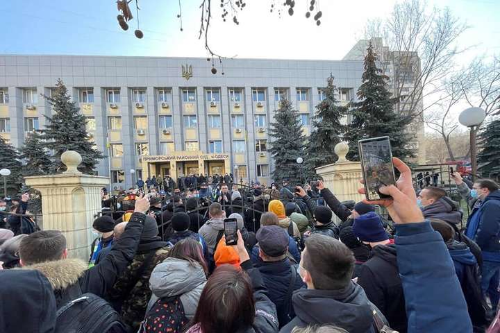 Люди перед будівлею Приморського районного суду Одеси у день вироку Стерненку
